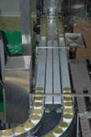 Fabrication des yaourts - Transfert des pots de yaourt vers le poste d'emballage